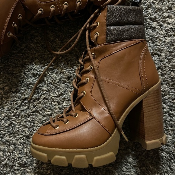 MICHEAL Micheal Kors Ridley Logo Print Lace-Up Bootie - Picture 8 of 9